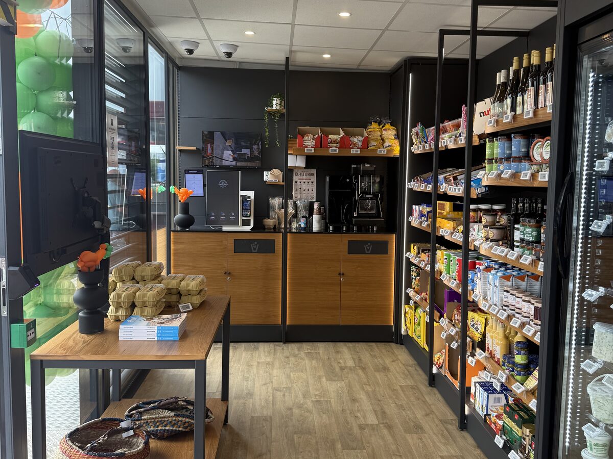Autonomer Hofladen Albert Wilts in Ostfriesland mit Warenregalen, Kühlbereich und Kaffeestation